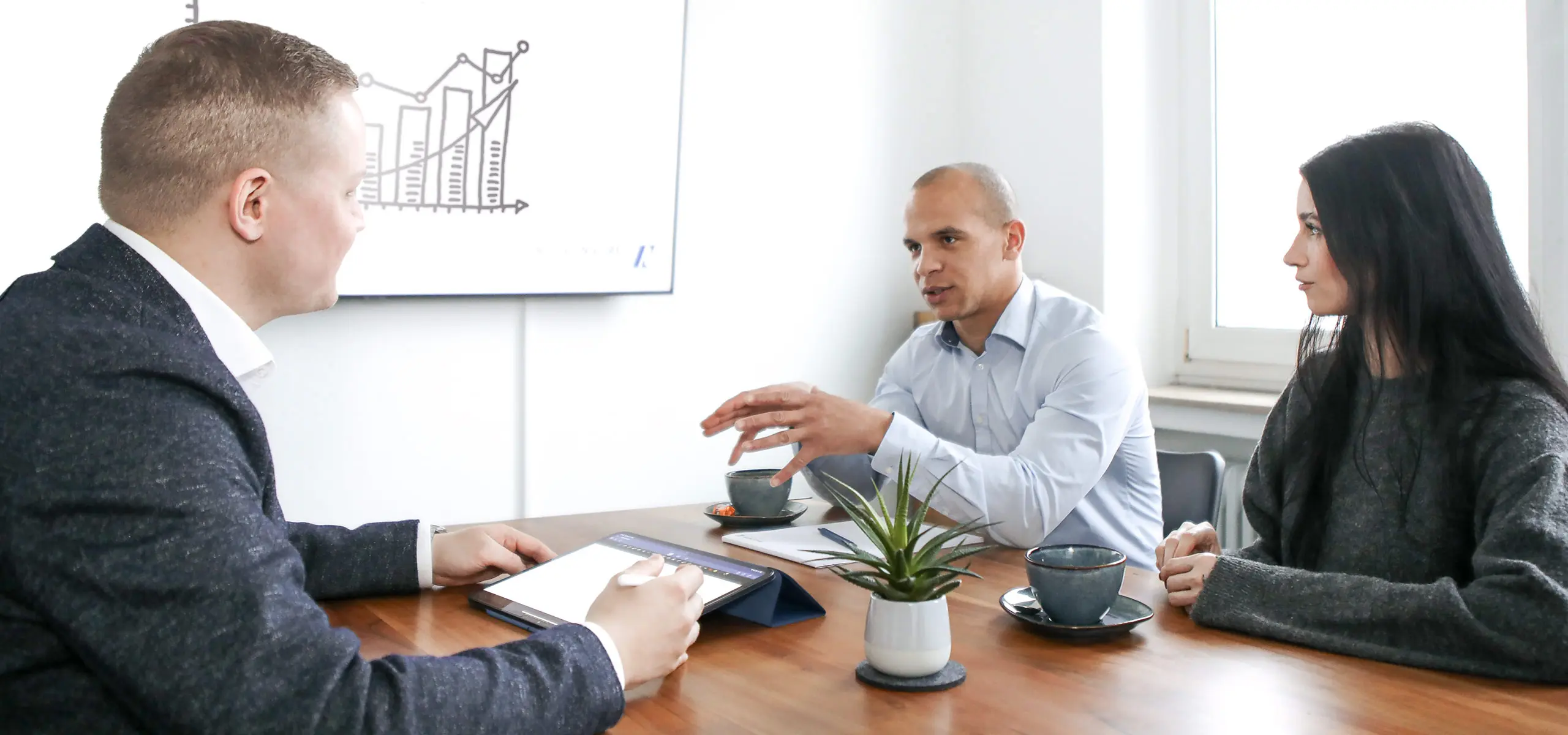 Finanzberater Stephan Eicker im persönlichen Beratungsgespräch mit Mandanten zur Finanzplanung